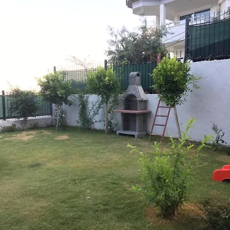 Bahce, Barbeku Ve Cocuk Oyun Parki Olanagi Ve Buyuk Bir Havuzu Olan Genis Aileler Icin Ideal Алания